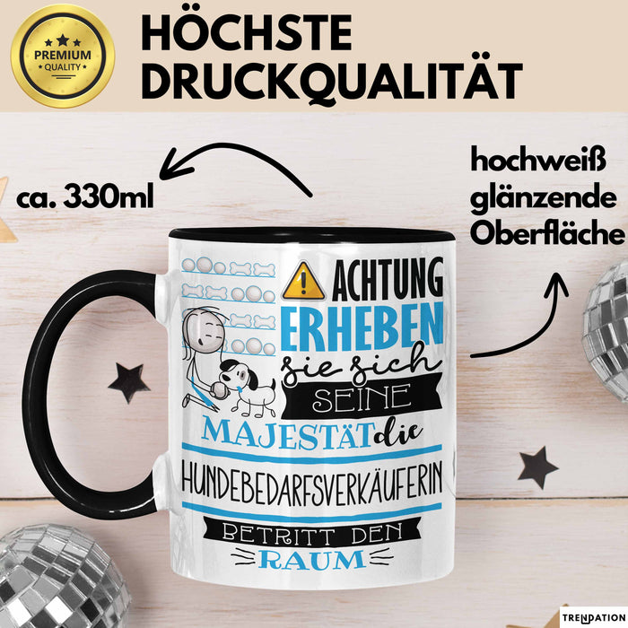 Hundebedarfsverkäuferin Tasse Geschenk Lustiger Spruch Bitte Erheben Sie Sich Seine Majestät Die Hundebedarfsverkäuferin Betritt Den Raum Schwarz Trendation