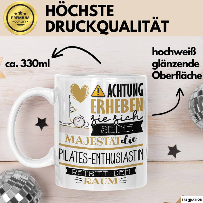 Pilates-Enthusiastin Tasse Geschenk Lustiger Spruch Bitte Erheben Sie Sich Seine Majestät Die Pilates-Enthusiastin Betritt Den Raum Weiß Trendation