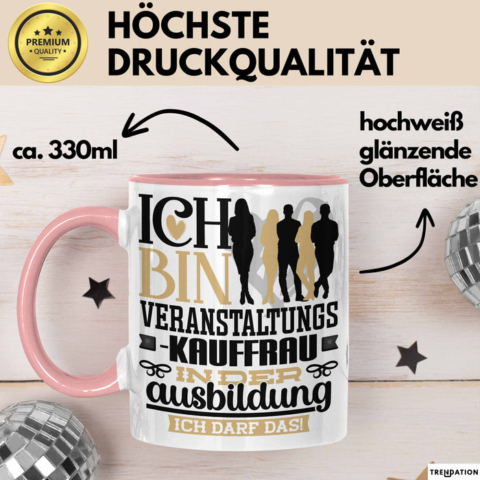 Veranstaltungskauffrau Ausbildung Start Geschenk Tasse Ich Bin Veranstaltungskauffrau In Der Ausbildung Ich Darf Das Kaffee-Becher Geschenkidee Rosa Trendation