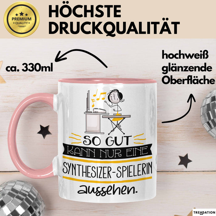 Synthesizer-Spielerin Geschenk Tasse So Gut Kann Nur Eine Synthesizer-Spielerin Aussehen Geschenkidee Geburtstag Weihnachten Lustig Rosa Trendation