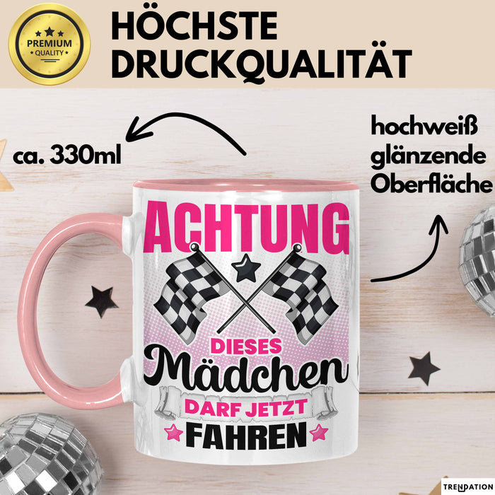 Führerschein Bestanden Geschenk Tasse Bestandener Führerschein Achtung Dieses Mädchen Darf Jetzt Fahren Fahrschule Kaffee-Becher Rosa Trendation