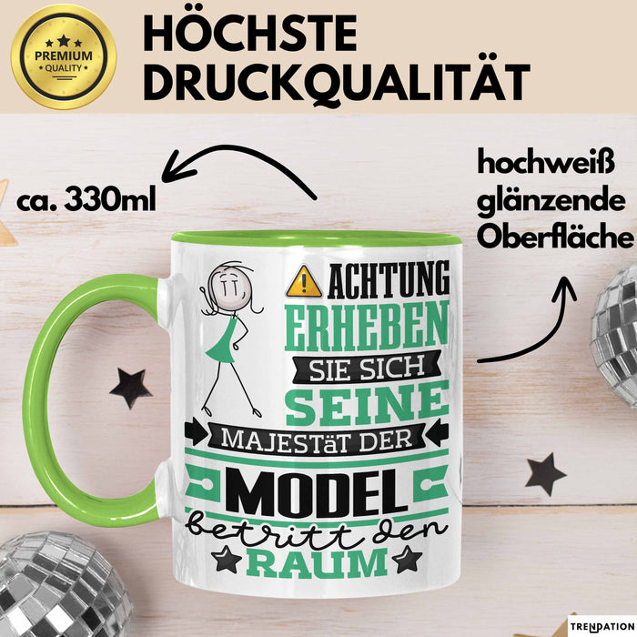 Model Geschenk Tasse Lustiger Spruch Erheben Sie Sich Der Model Betritt den Raum Grün Trendation