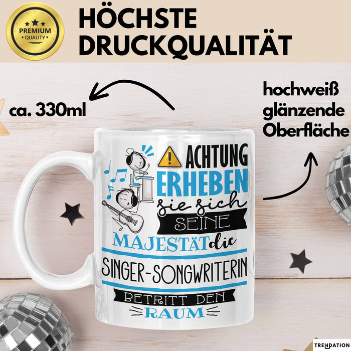 Singer-Songwriterin Tasse Geschenk Lustiger Spruch Bitte Erheben Sie Sich Seine Majestät Die Singer-Songwriterin Betritt Den Raum Weiß Trendation