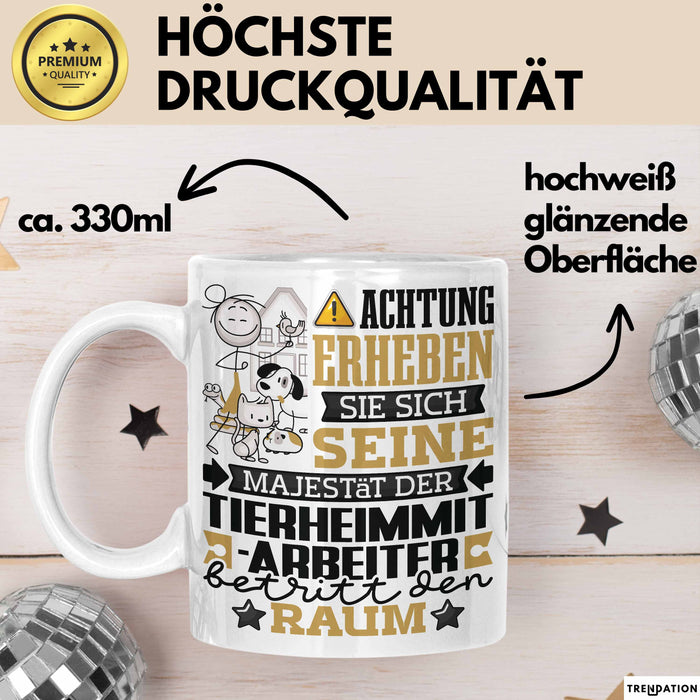 Tierheimmitarbeiter Geschenk Tasse Lustiger Spruch Erheben Sie Sich Der Tierheimmitarbeiter Betritt den Raum Weiß Trendation