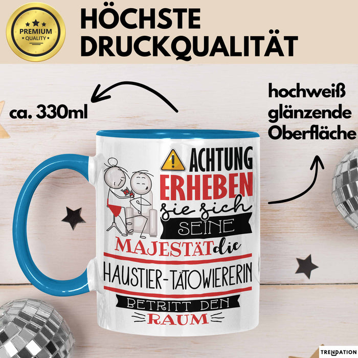 Haustier-Tätowiererin Tasse Geschenk Lustiger Spruch Bitte Erheben Sie Sich Seine Majestät Die Haustier-Tätowiererin Betritt Den Raum Blau Trendation