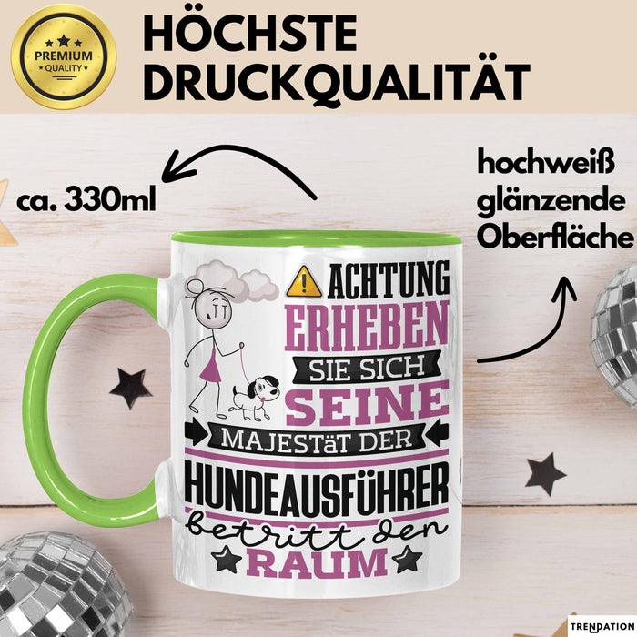 Hundeausführer Geschenk Tasse Lustiger Spruch Erheben Sie Sich Der Hundeausführer Betritt den Raum Grün Trendation