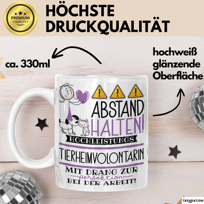 Tierheimvolontärin Tasse Geschenk Lustig Abstand Halten Hochleistungs-Tierheimvolontärin Mit Drang Zur Perfektion Bei Der Arbeit Weiß Trendation