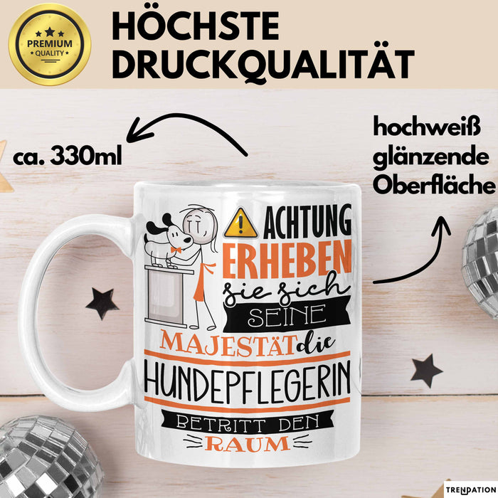 Hundepflegerin Tasse Geschenk Lustiger Spruch Bitte Erheben Sie Sich Seine Majestät Die Hundepflegerin Betritt Den Raum Weiß Trendation