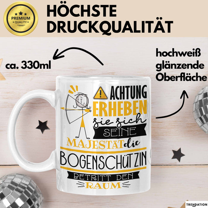 Bogenschützin Tasse Geschenk Lustiger Spruch Bitte Erheben Sie Sich Seine Majestät Die Bogenschützin Betritt Den Raum Weiß Trendation