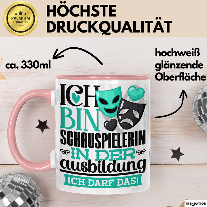 Schauspielerin Ausbildung Start Geschenk Tasse Ich Bin Schauspielerin In Der Ausbildung Ich Darf Das Kaffee-Becher Geschenkidee Rosa Trendation