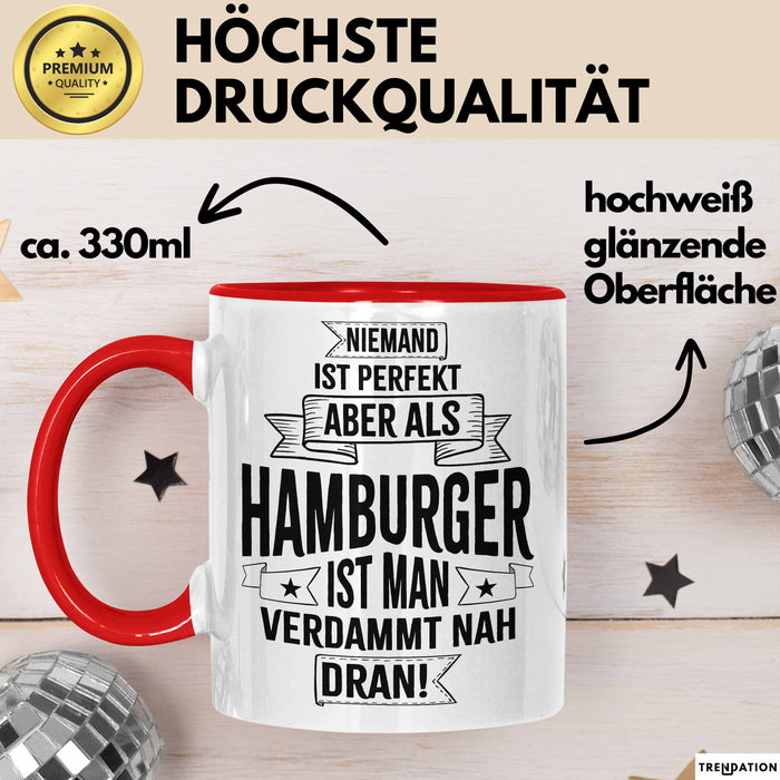 Hamburg Tasse Fan Hamburger Geschenkidee Spruch Niemand Ist Perfekt Aber Als Hamburger Ist Man Verdammt Nah Dran Kaffee-Becher Rot Trendation
