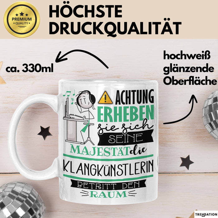 Klangkünstlerin Tasse Geschenk Lustiger Spruch Bitte Erheben Sie Sich Seine Majestät Die Klangkünstlerin Betritt Den Raum Weiß Trendation