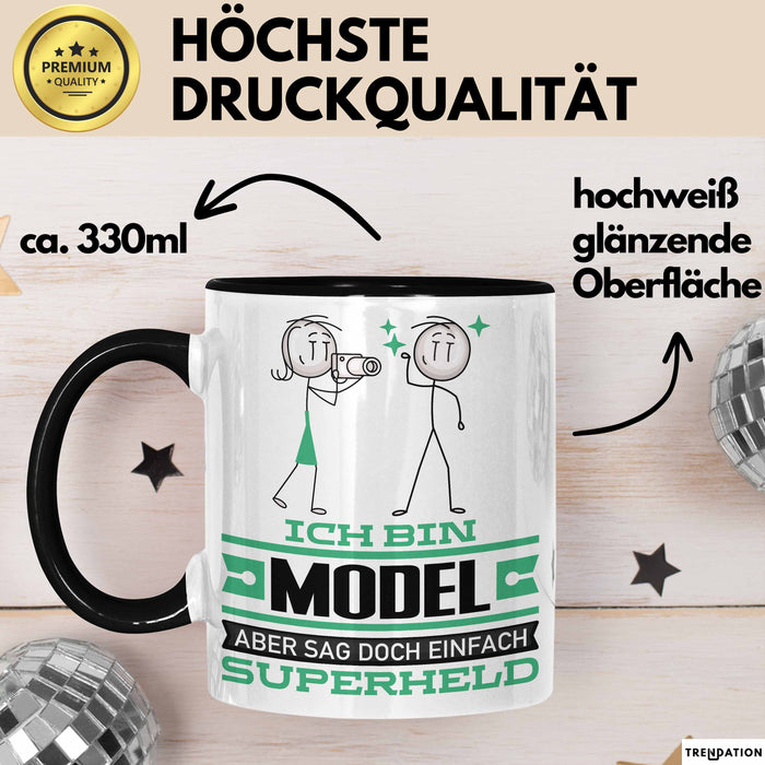 Model Geschenk Tasse Ich Bin Model Aber Sag Doch Einfach Superheld Lustige Geschenkdiee für Model Kaffee-Becher Schwarz Trendation