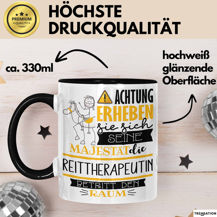Reittherapeutin Tasse Geschenk Lustiger Spruch Bitte Erheben Sie Sich Seine Majestät Die Reittherapeutin Betritt Den Raum Schwarz Trendation