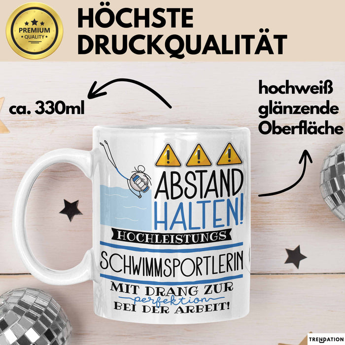 Schwimmsportlerin Tasse Geschenk Lustig Abstand Halten Hochleistungs-Schwimmsportlerin Mit Drang Zur Perfektion Bei Der Arbeit Weiß Trendation
