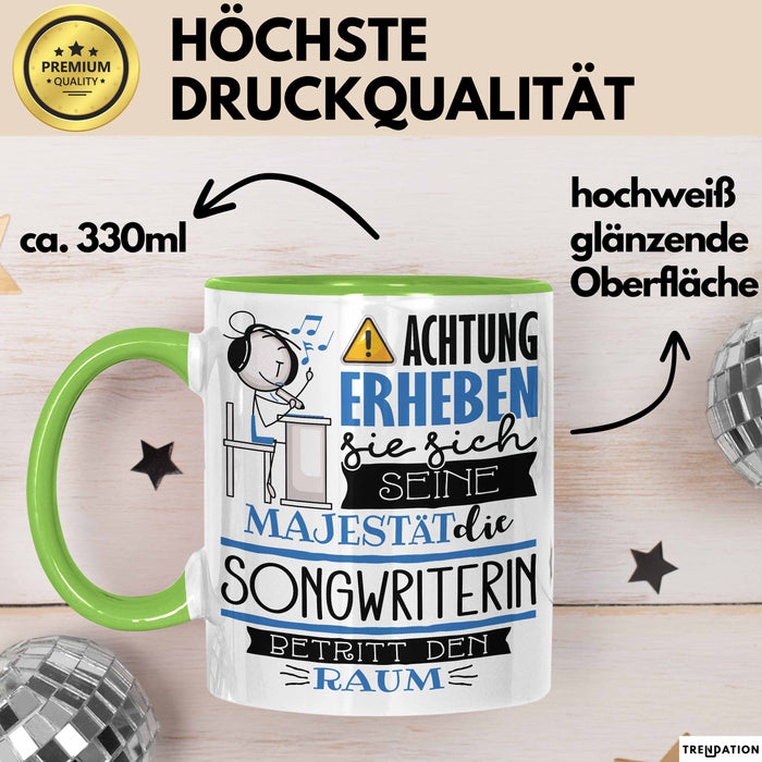 Songwriterin Tasse Geschenk Lustiger Spruch Bitte Erheben Sie Sich Seine Majestät Die Songwriterin Betritt Den Raum Grün Trendation