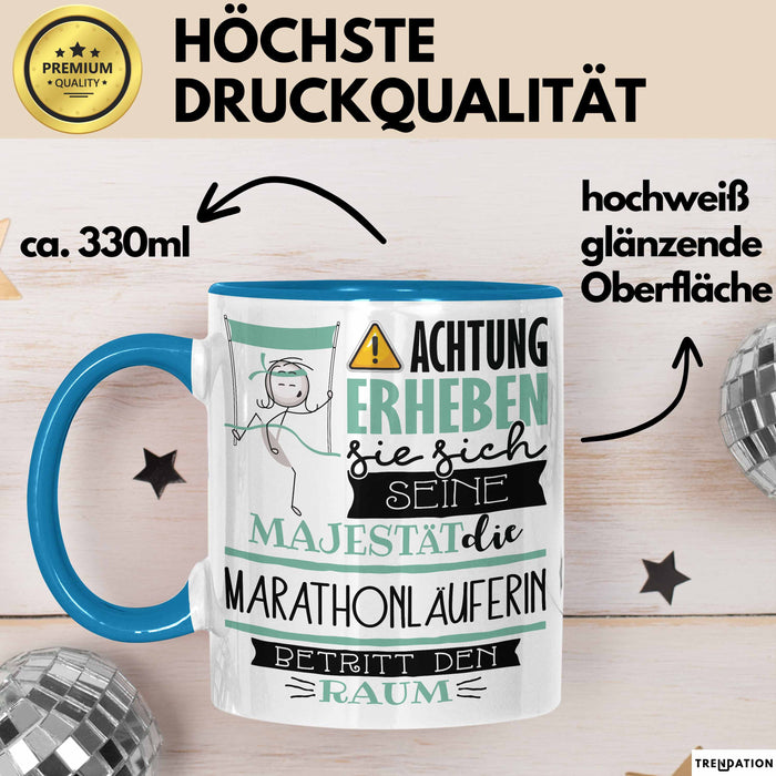 Marathonläuferin Tasse Geschenk Lustiger Spruch Bitte Erheben Sie Sich Seine Majestät Die Marathonläuferin Betritt Den Raum Blau Trendation