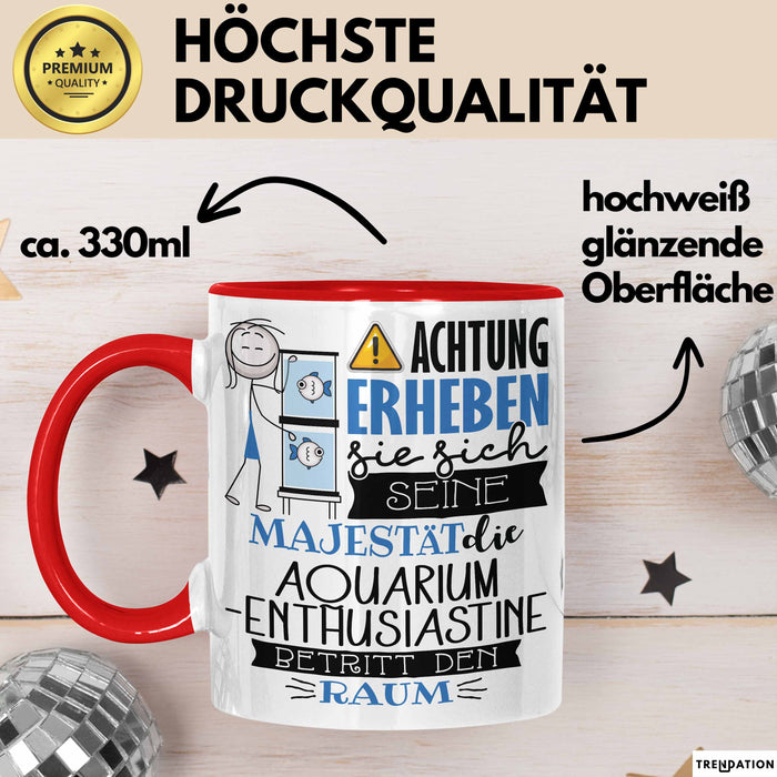 Aquarium-Enthusiastin Tasse Geschenk Lustiger Spruch Bitte Erheben Sie Sich Seine Majestät Die Aquarium-Enthusiastin Betritt Den Raum Rot Trendation