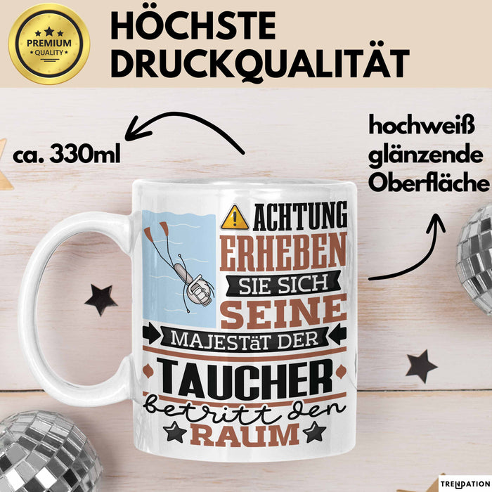 Taucher Geschenk Tasse Lustiger Spruch Erheben Sie Sich Der Taucher Betritt den Raum Weiß Trendation