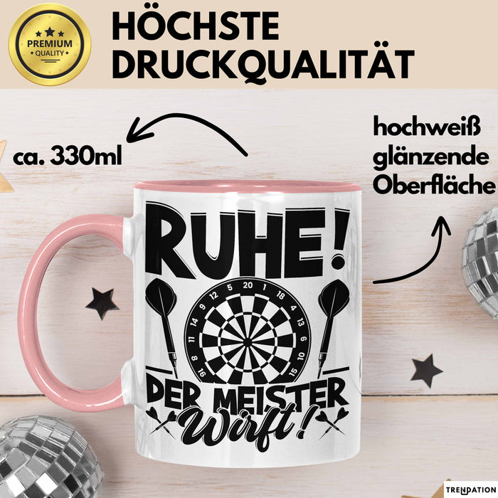 Dart-Spieler Geschenk Tasse Kaffee-Becher Darts Geschenkidee Spruch Geburtstag Ruhe Der Meister Wirft Rosa Trendation