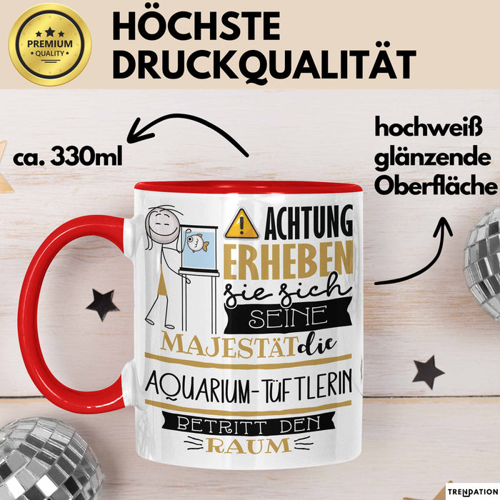 Aquarium-Tüftlerin Tasse Geschenk Lustiger Spruch Bitte Erheben Sie Sich Seine Majestät Die Aquarium-Tüftlerin Betritt Den Raum Rot Trendation