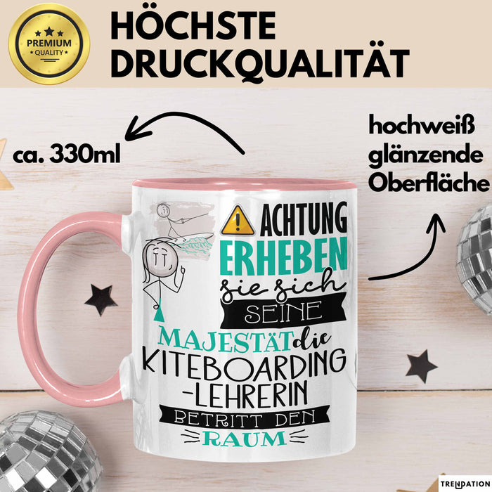 Kiteboarding-Lehrerin Tasse Geschenk Lustiger Spruch Bitte Erheben Sie Sich Seine Majestät Die Kiteboarding-Lehrerin Betritt Den Raum Rosa Trendation