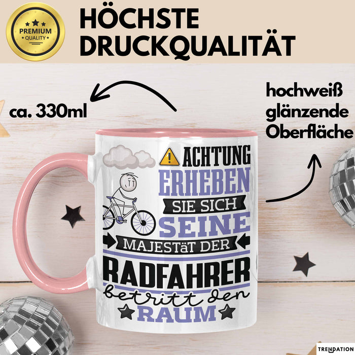 Radfahrer Geschenk Tasse Lustiger Spruch Erheben Sie Sich Der Radfahrer Betritt den Raum Rosa Trendation