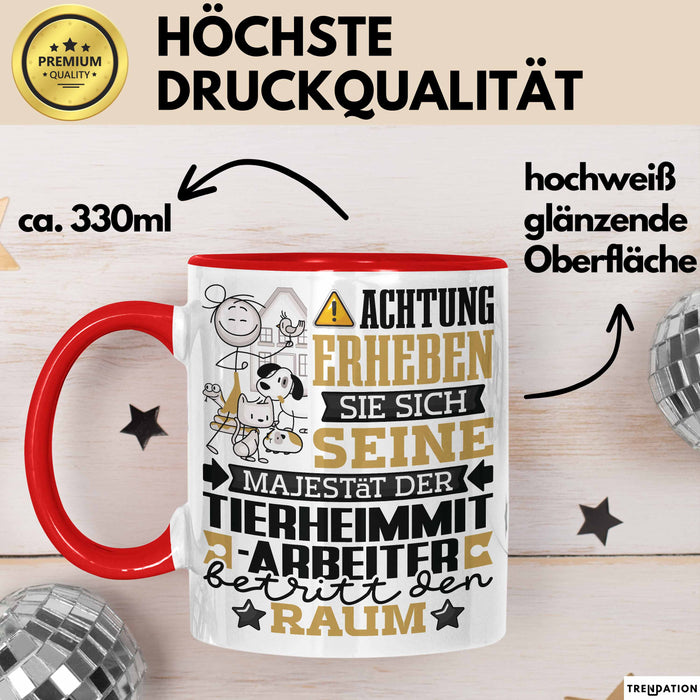 Tierheimmitarbeiter Geschenk Tasse Lustiger Spruch Erheben Sie Sich Der Tierheimmitarbeiter Betritt den Raum Rot Trendation