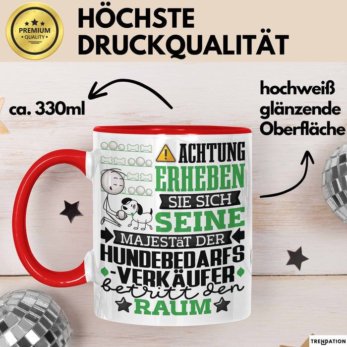 Hundebedarfsverkäufer Geschenk Tasse Lustiger Spruch Erheben Sie Sich Der Hundebedarfsverkäufer Betritt den Raum Rot Trendation