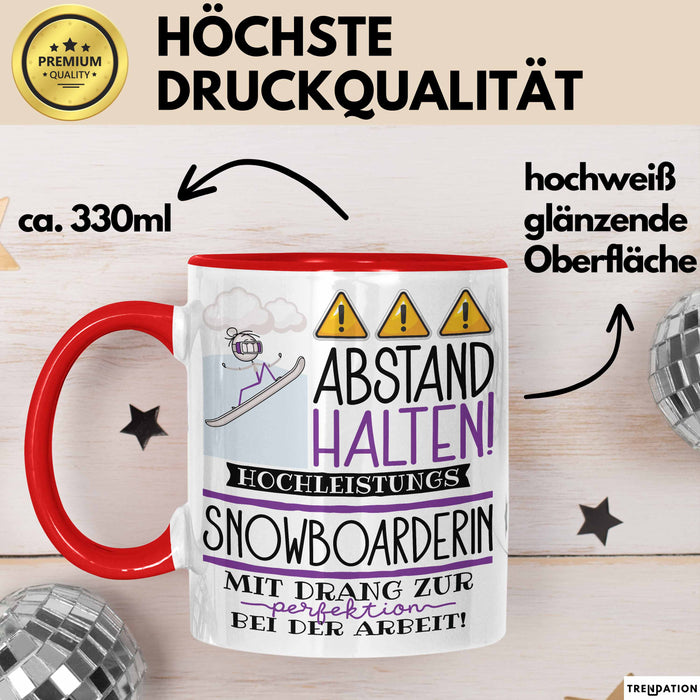 Snowboarderin Tasse Geschenk Lustig Abstand Halten Hochleistungs-Snowboarderin Mit Drang Zur Perfektion Bei Der Arbeit Rot Trendation