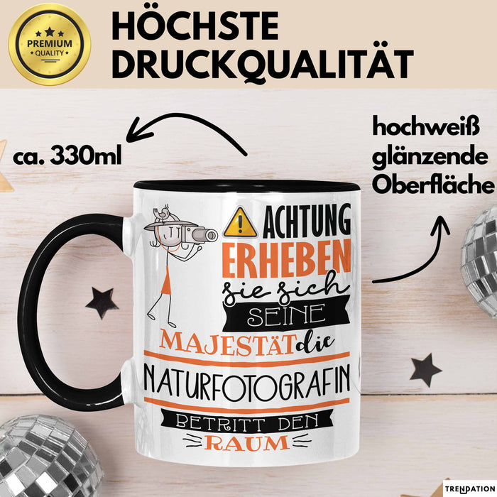 Naturfotografin Tasse Geschenk Lustiger Spruch Bitte Erheben Sie Sich Seine Majestät Die Naturfotografin Betritt Den Raum Schwarz Trendation
