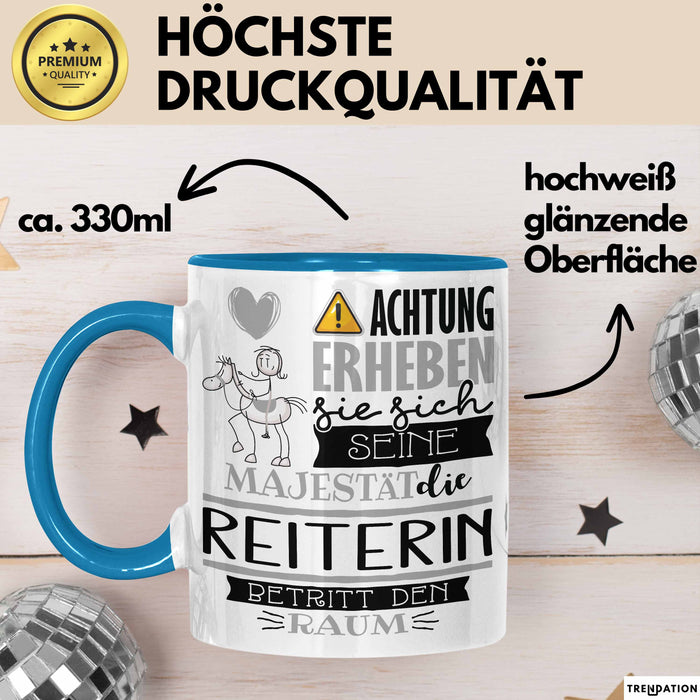 Reiterin Tasse Geschenk Lustiger Spruch Bitte Erheben Sie Sich Seine Majestät Die Reiterin Betritt Den Raum Blau Trendation