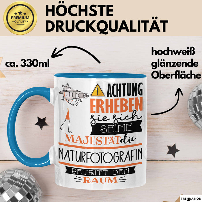 Naturfotografin Tasse Geschenk Lustiger Spruch Bitte Erheben Sie Sich Seine Majestät Die Naturfotografin Betritt Den Raum Blau Trendation