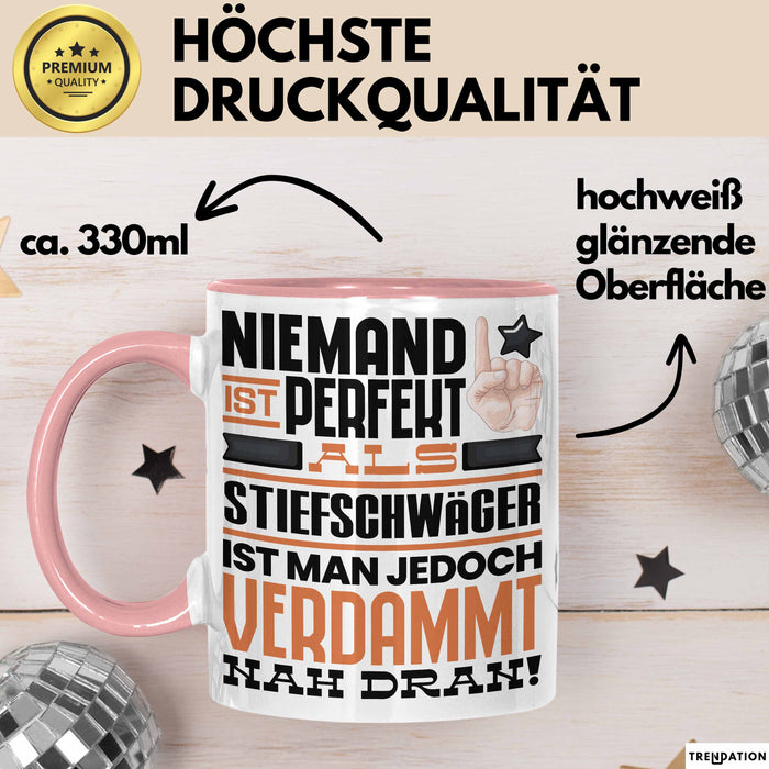 Stiefschwäger Geschenk Tasse Lustige Geschenkidee für Stiefschwäger Geburtstag Kaffee-Becher Niemand Ist Perfekt Aber Als Stiefschwäger Ist Man Nah Dran Rosa Trendation