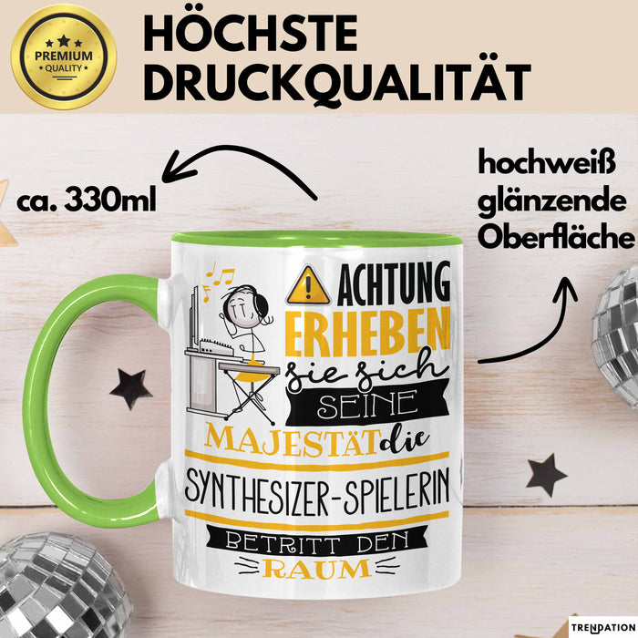 Synthesizer-Spielerin Tasse Geschenk Lustiger Spruch Bitte Erheben Sie Sich Seine Majestät Die Synthesizer-Spielerin Betritt Den Raum Grün Trendation