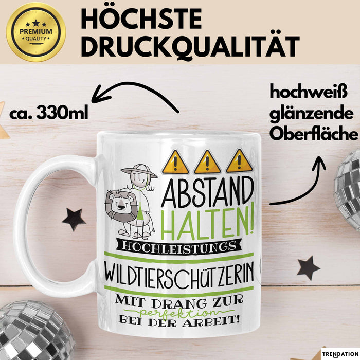 Wildtierschützerin Tasse Geschenk Lustig Abstand Halten Hochleistungs-Wildtierschützerin Mit Drang Zur Perfektion Bei Der Arbeit Weiß Trendation