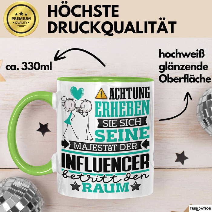 Influencer Geschenk Tasse Lustiger Spruch Erheben Sie Sich Der Influencer Betritt den Raum Grün Trendation