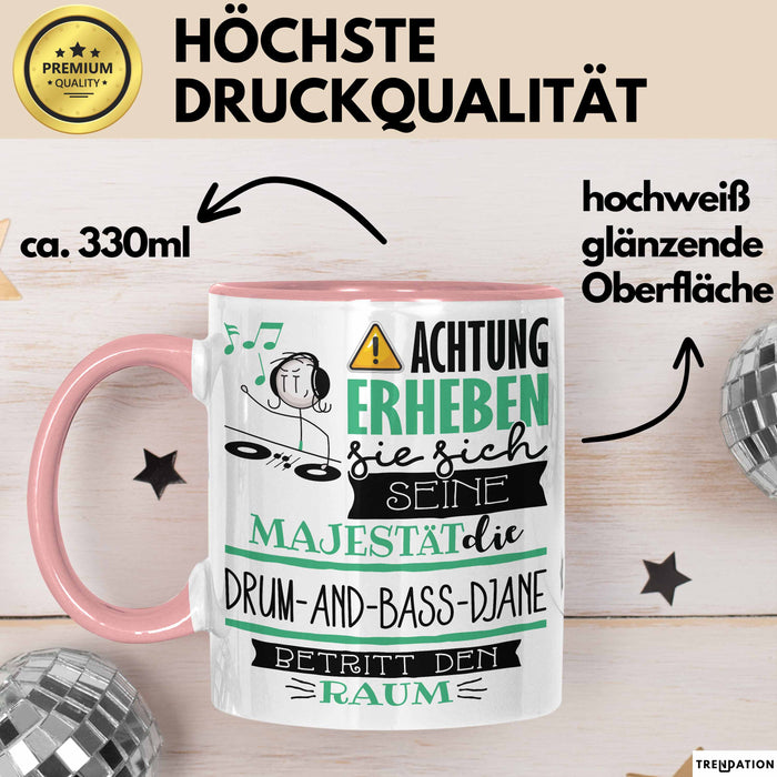 Drum-and-Bass-DJane Tasse Geschenk Lustiger Spruch Bitte Erheben Sie Sich Seine Majestät Die Drum-and-Bass-DJane Betritt Den Raum Rosa Trendation