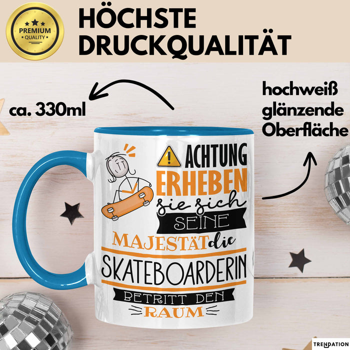 Skateboarderin Tasse Geschenk Lustiger Spruch Bitte Erheben Sie Sich Seine Majestät Die Skateboarderin Betritt Den Raum Blau Trendation