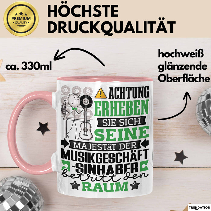 Musikgeschäftsinhaber Geschenk Tasse Lustiger Spruch Erheben Sie Sich Der Musikgeschäftsinhaber Betritt den Raum Rosa Trendation