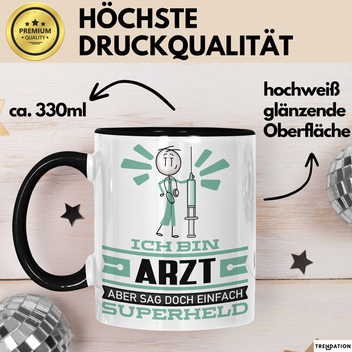 Arzt Geschenk Tasse Ich Bin Arzt Aber Sag Doch Einfach Superheld Lustige Geschenkdiee für Arzt Kaffee-Becher Schwarz Trendation