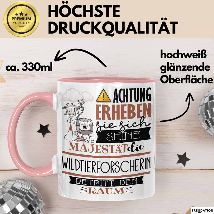 Wildtierforscherin Tasse Geschenk Lustiger Spruch Bitte Erheben Sie Sich Seine Majestät Die Wildtierforscherin Betritt Den Raum Rosa Trendation