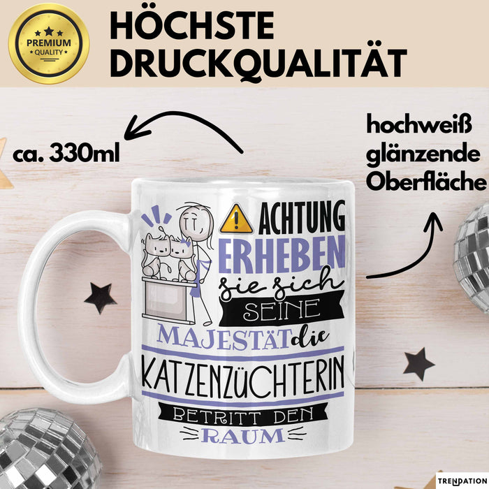 Katzenzüchterin Tasse Geschenk Lustiger Spruch Bitte Erheben Sie Sich Seine Majestät Die Katzenzüchterin Betritt Den Raum Weiß Trendation