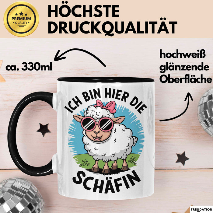 Schaf Tier Tasse Geschenk Lustige Geschenkidee Spruch Ich bin hier die Schäffin Schwarz Trendation