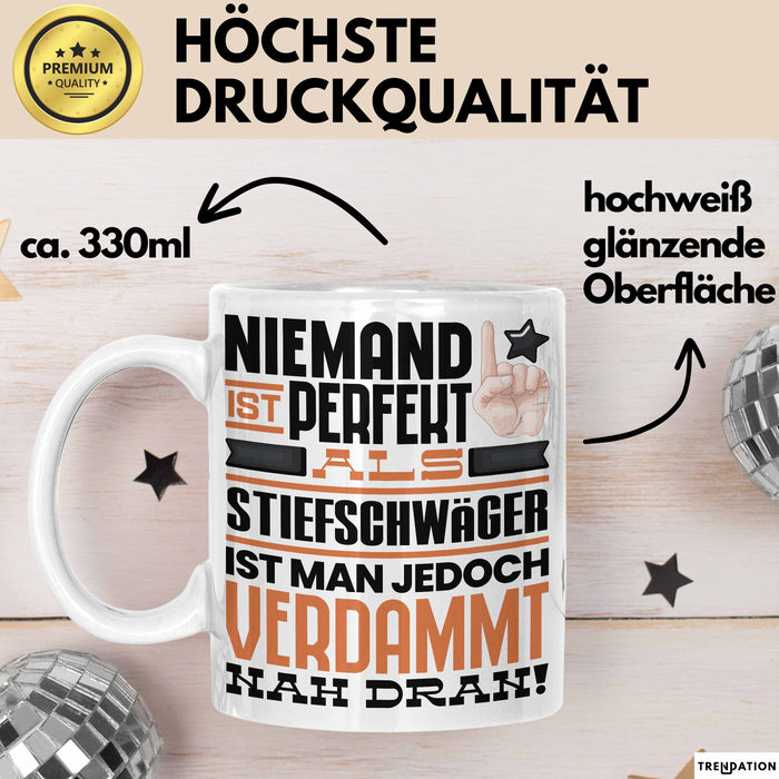 Stiefschwäger Geschenk Tasse Lustige Geschenkidee für Stiefschwäger Geburtstag Kaffee-Becher Niemand Ist Perfekt Aber Als Stiefschwäger Ist Man Nah Dran Weiß Trendation
