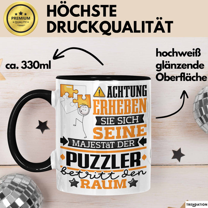 Puzzler Geschenk Tasse Lustiger Spruch Erheben Sie Sich Der Puzzler Betritt den Raum Schwarz Trendation