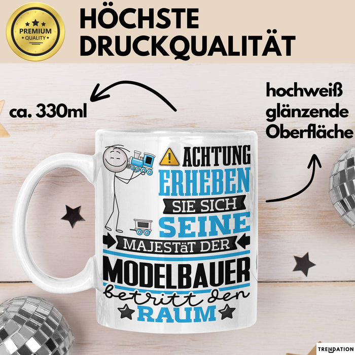 Modelbauer Geschenk Tasse Lustiger Spruch Erheben Sie Sich Der Modelbauer Betritt den Raum Weiß Trendation