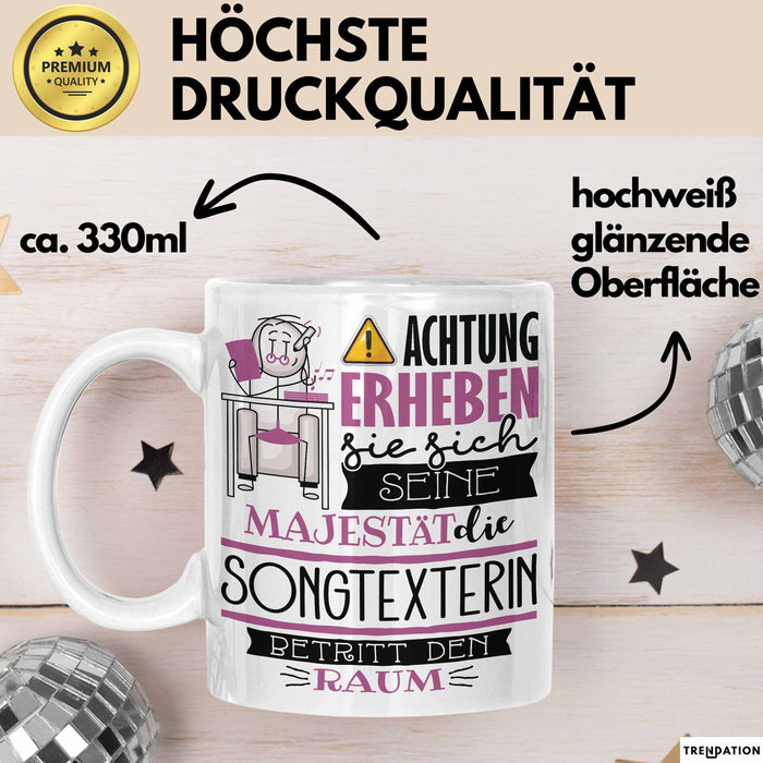 Songtexterin Tasse Geschenk Lustiger Spruch Bitte Erheben Sie Sich Seine Majestät Die Songtexterin Betritt Den Raum Weiß Trendation