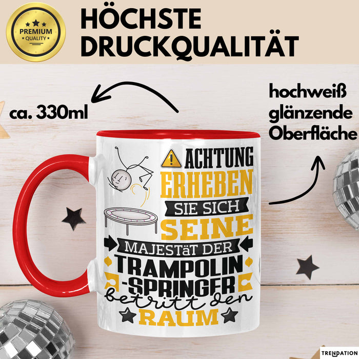 Trampolinspringer Geschenk Tasse Lustiger Spruch Erheben Sie Sich Der Trampolinspringer Betritt den Raum Rot Trendation