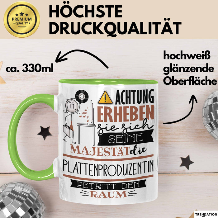 Plattenproduzentin Tasse Geschenk Lustiger Spruch Bitte Erheben Sie Sich Seine Majestät Die Plattenproduzentin Betritt Den Raum Grün Trendation